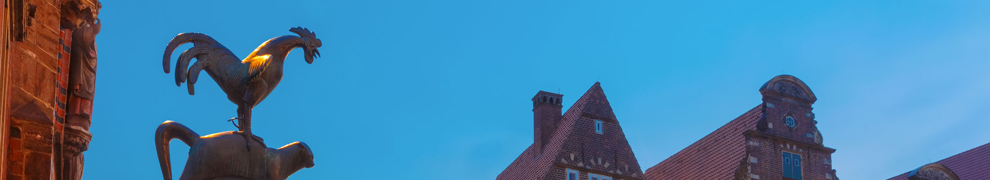 Die Bremer Stadtmusikanten bei Nacht.