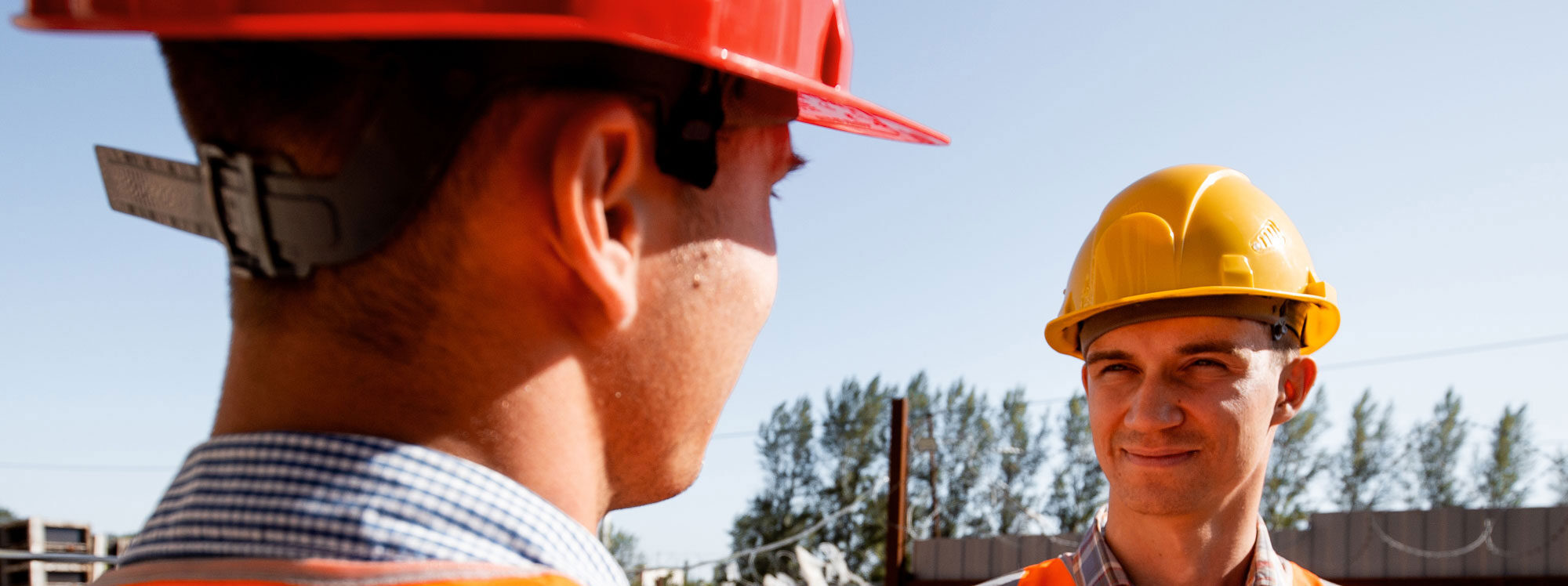 Zwei Sifas sprechen auf einer Baustelle miteinander.