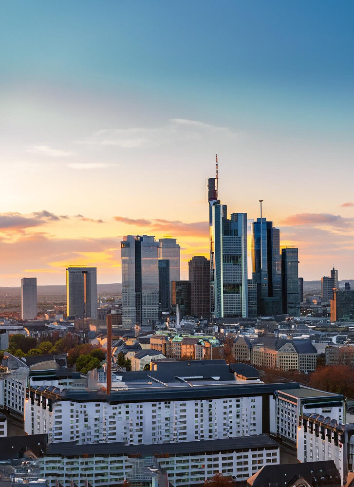 Blick auf Frankfurt am Main am Abend.