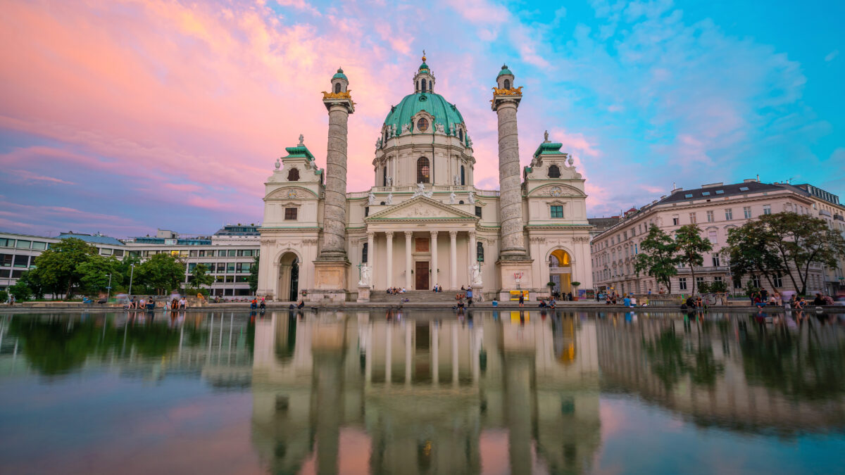 Karlskirche in Wien in der Dämmerung.