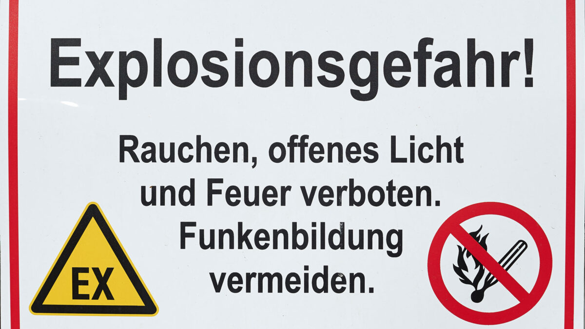 Ein Warnschild mit der Aufschrift "Explosionsgefahr" und weiteren Hinweisen.