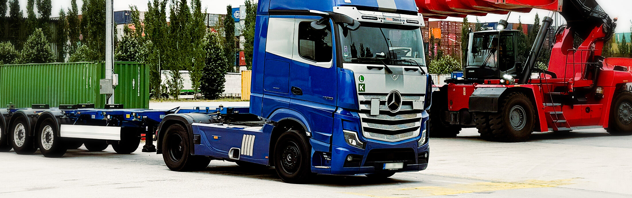 LKW auf einem Parkplatz.