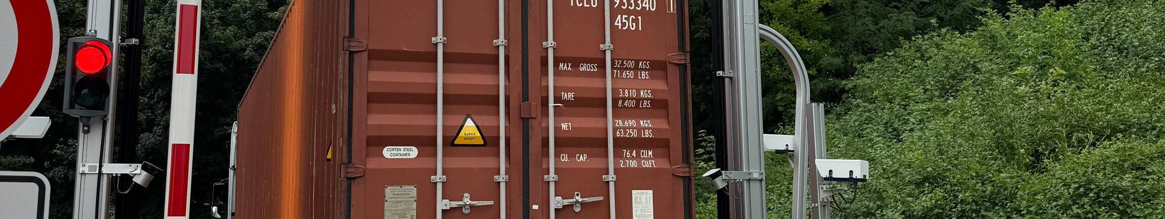 LKW bei der Durchfahrt durch eine Kontrolle.