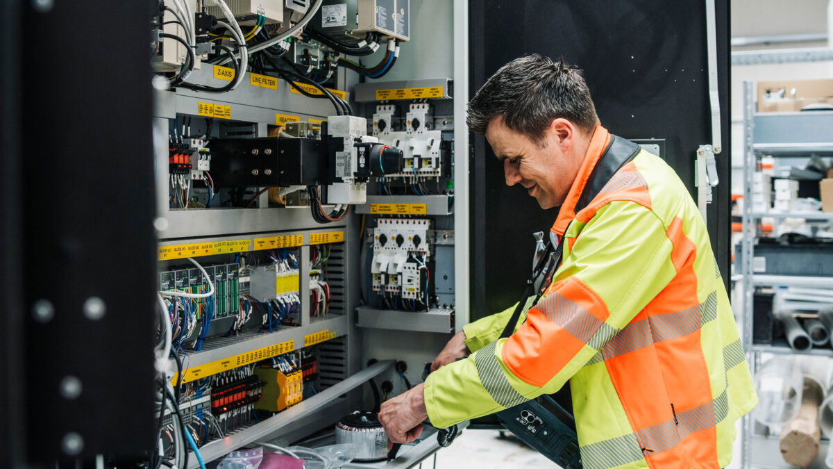 Ein Prüfer testet eine elektrische Anlage im Unternehmen.