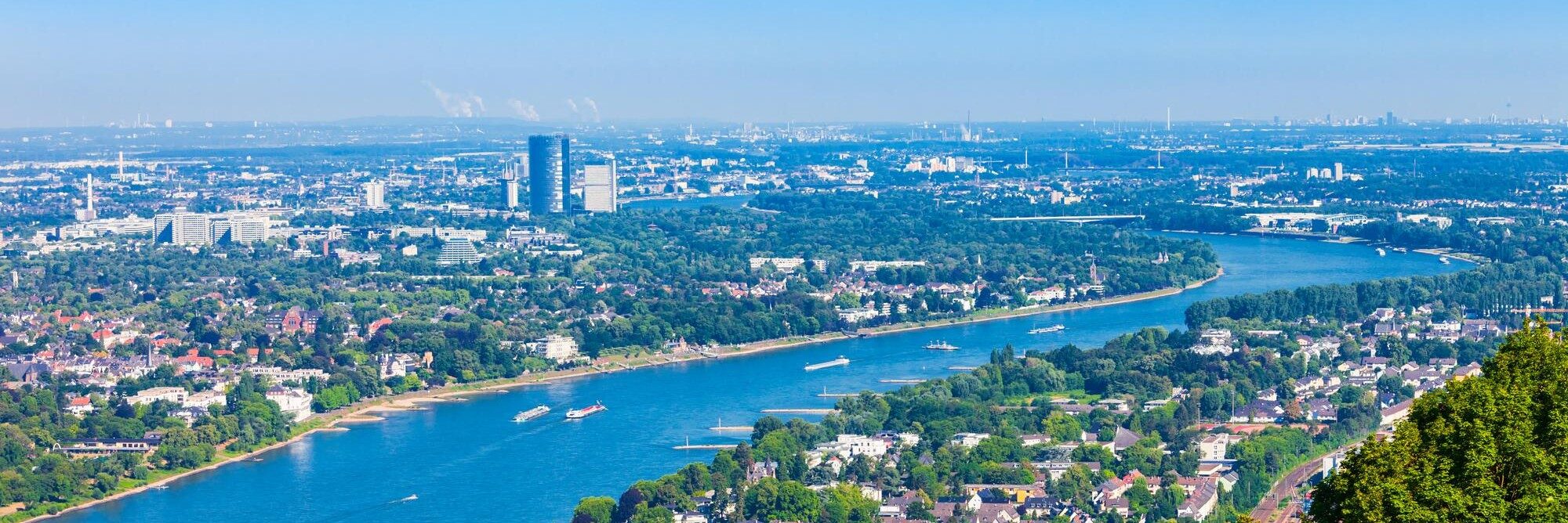 Eine Luftaufnahme von Bonn am Rhein