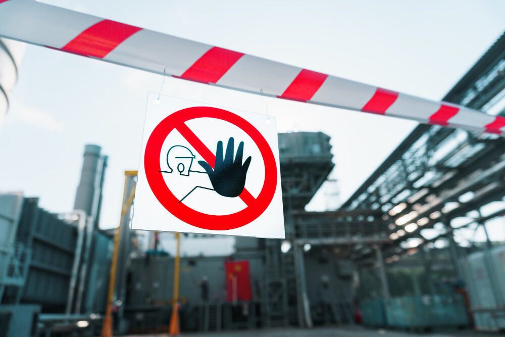 Schild vor einer Industrieanlage "Betreten für Unbefugte verboten".