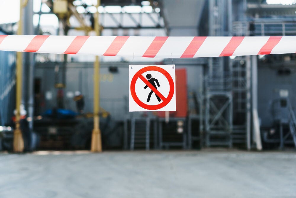 Abgesperrter Industriebereich mit dem Verbotszeichen 