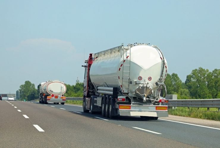 Sicherer Gefahrguttransport auf der Autobahn.