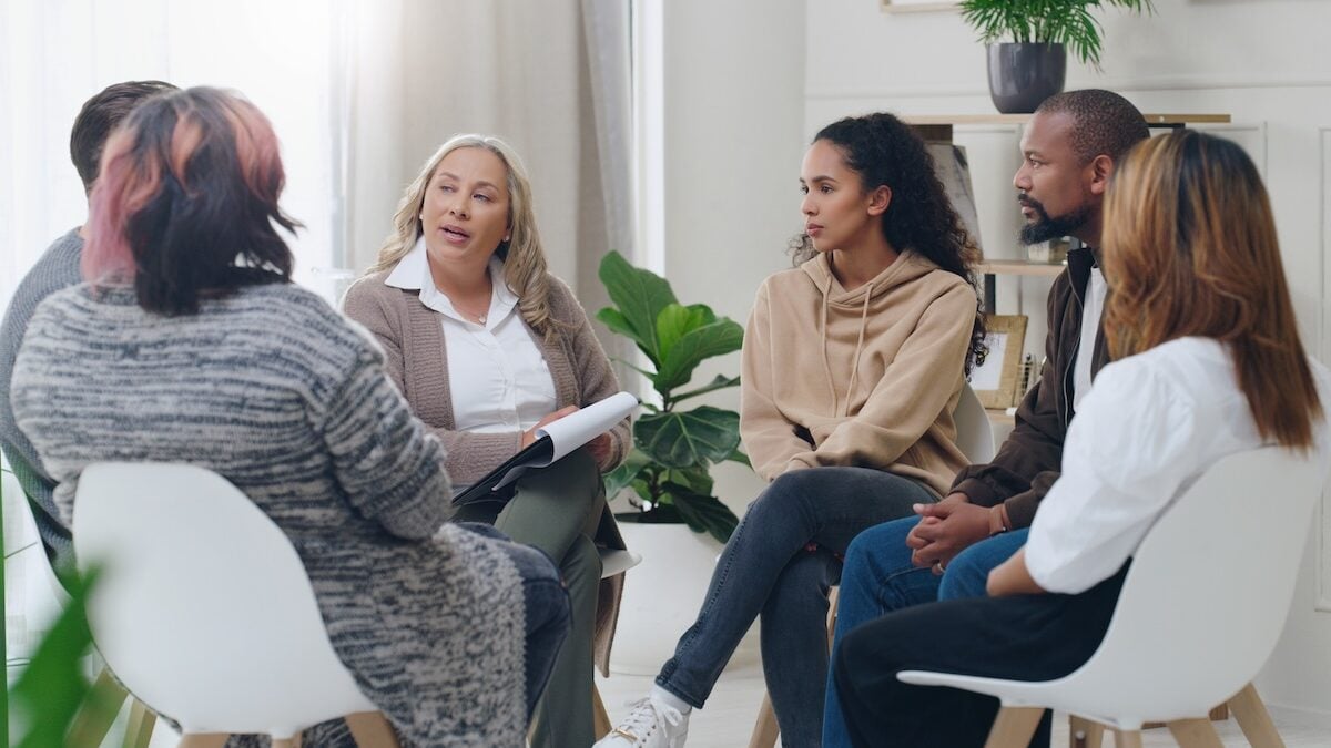 Meeting zum Thema der mentalen Gesundheit im Unternehmen.