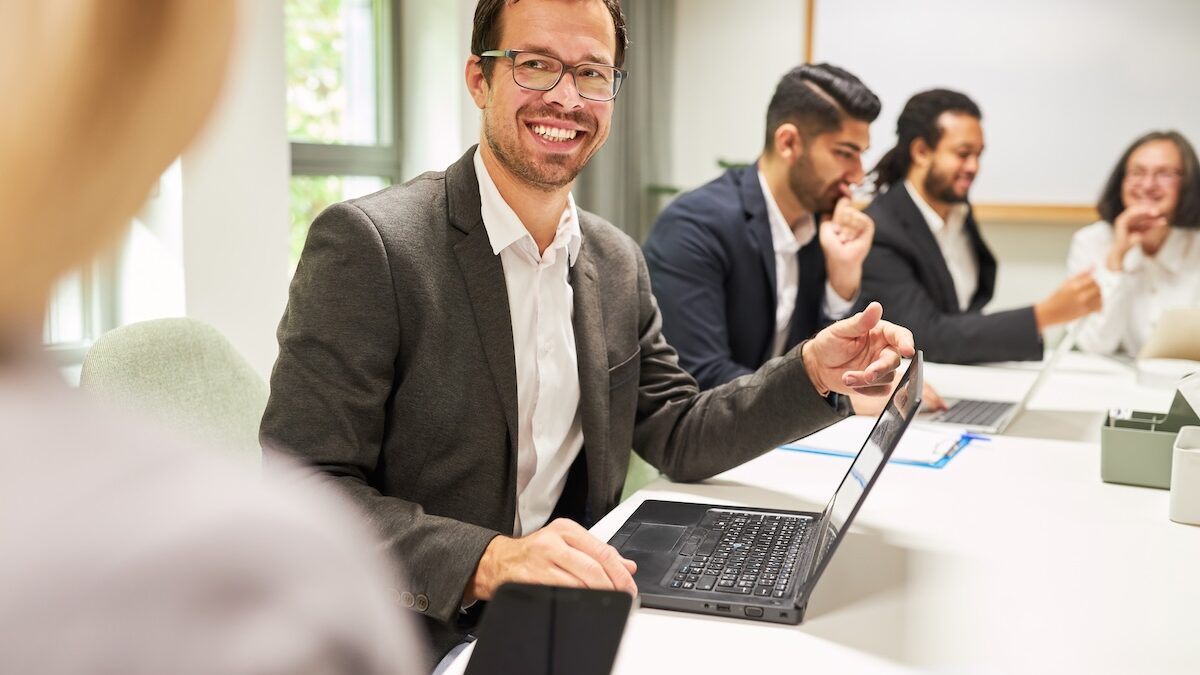 Businessmann stellt ein BGM-Konzept im Unternehmen im Meetingraum vor.
