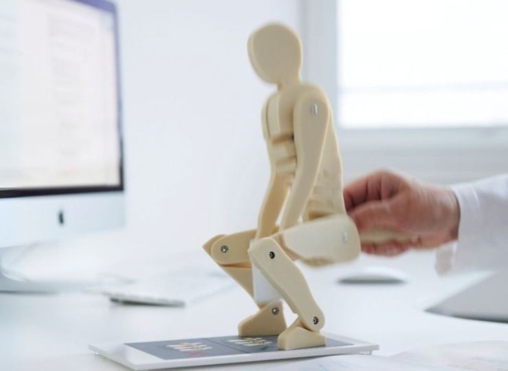 Puppe zur Ergonomieberatung am Arbeitsplatz.