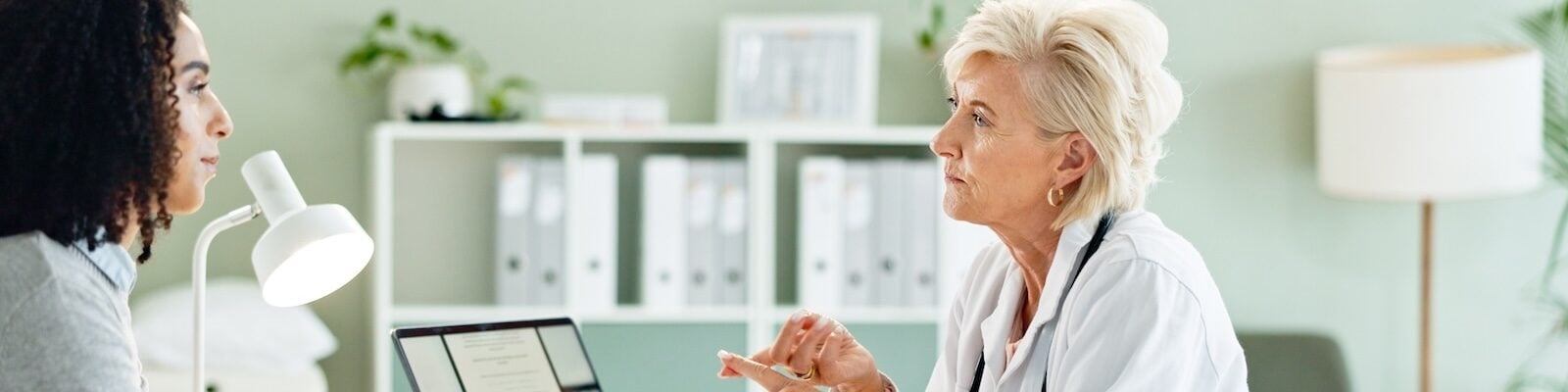 Arbeitsmedizinische Beratung zwischen Betriebsärztin und Mitarbeiterin.