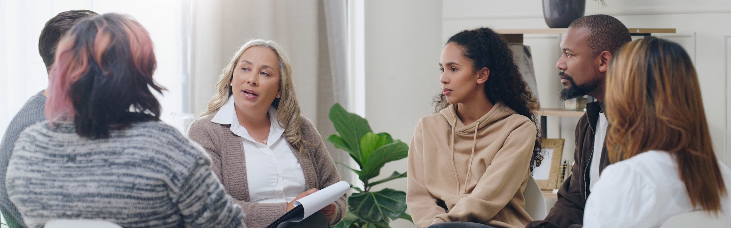 Meeting zum Thema der mentalen Gesundheit im Unternehmen.