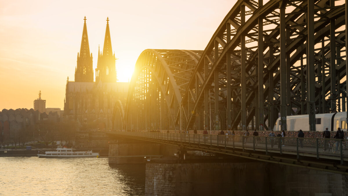 Skyline von Köln bei Sonnenuntergang mit dem Kölner Dom.