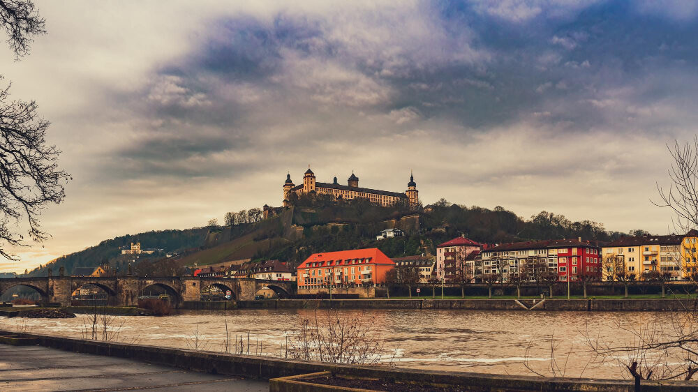 Die Stadt Würzburg am Main, im Hintergrund eine Burg.