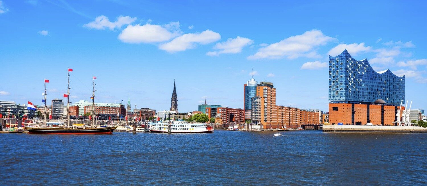 Hamburg von der Elbe aus fotografiert
