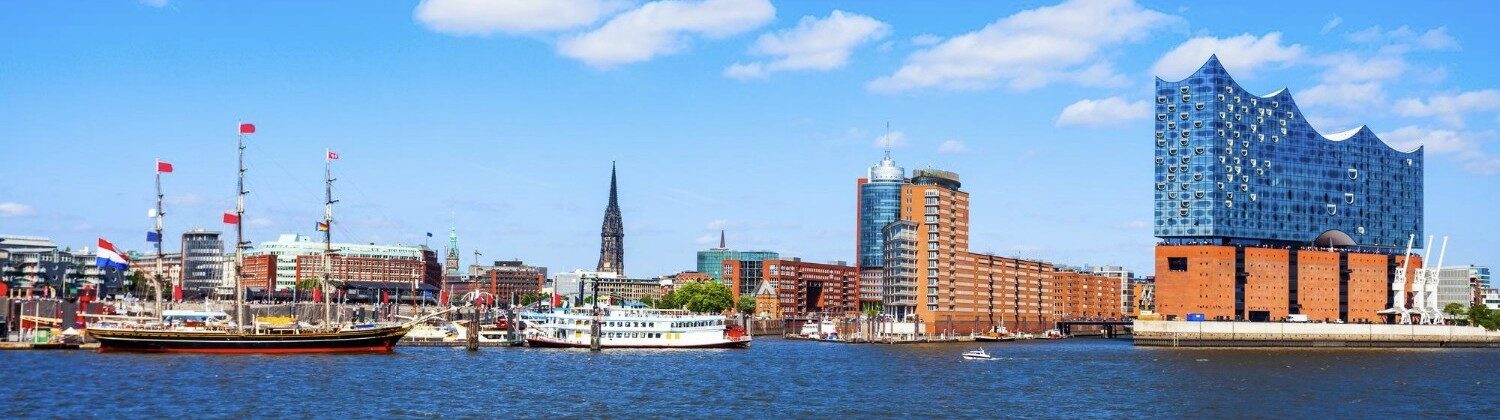 Hamburg von der Elbe aus fotografiert