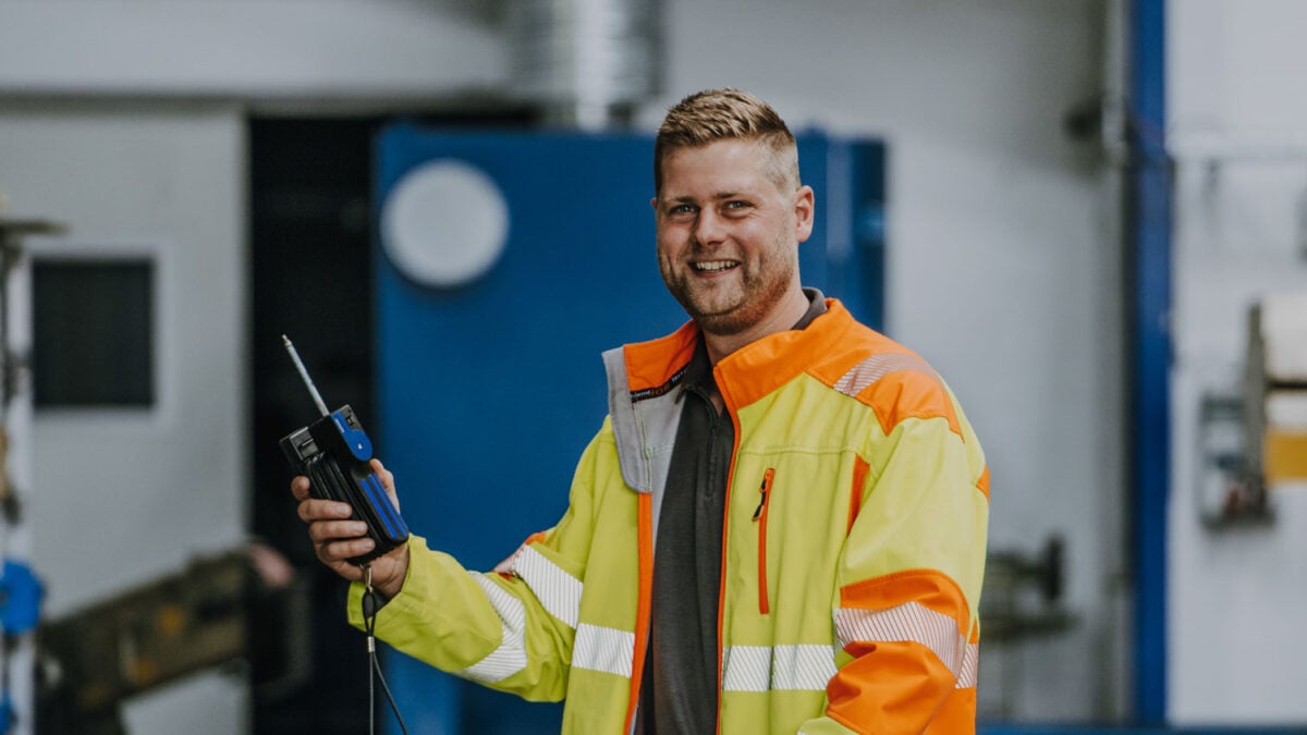 Ein Mann in Sicherheitsjacke führt Gasmessungen durch.