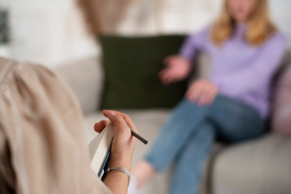 Eine Arbeitspsychologin im Gespräch mit einer Mitarbeitenden.