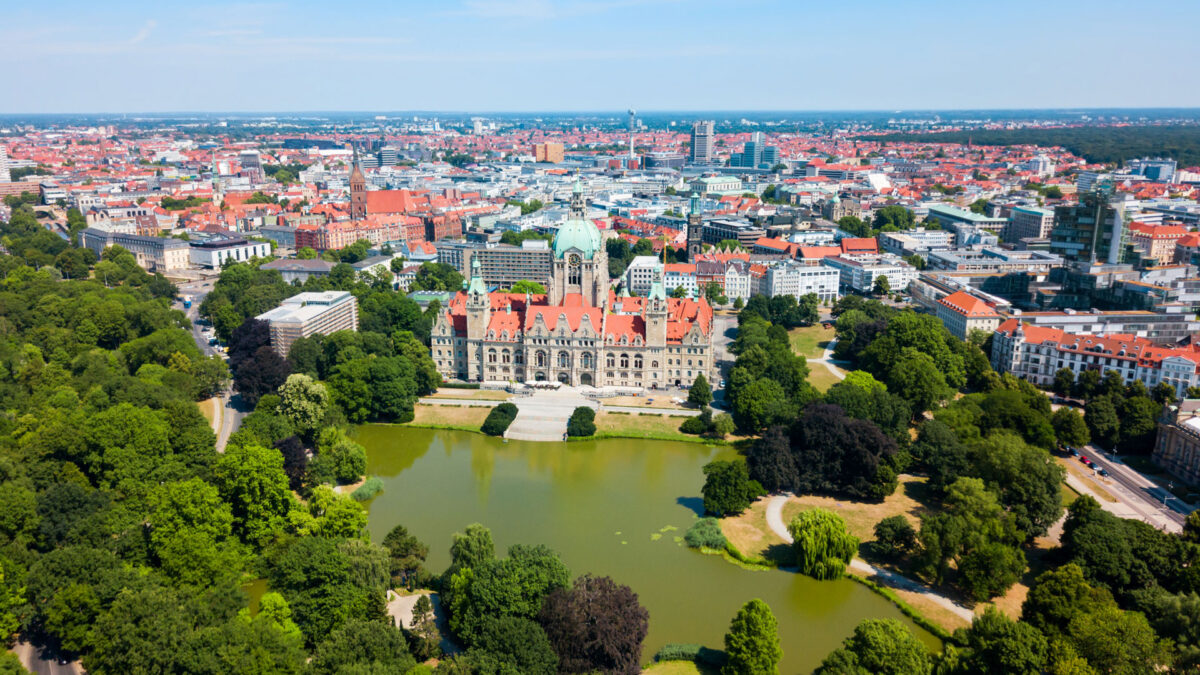 Stadtansicht von Hannover mit Rathaus im Mittelpunkt aus der Vogelperspektive.