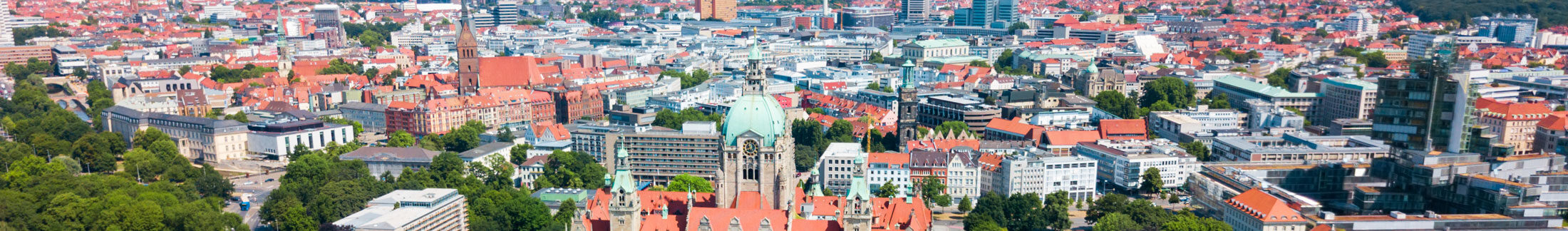 Stadtansicht von Hannover mit Rathaus im Mittelpunkt aus der Vogelperspektive.